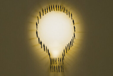 Maximize the Wisdom of the Crowd for Complex Problems